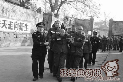 囚犯监狱睡警察老婆，监狱囚犯与警察老婆发生性关系