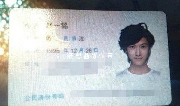 18岁男子凭美貌走红网络 赵一铭整容前后对比照片