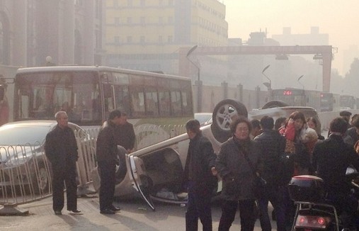 西安大差市车祸一女新手司机翻车道路拥堵图片陕ad0d27