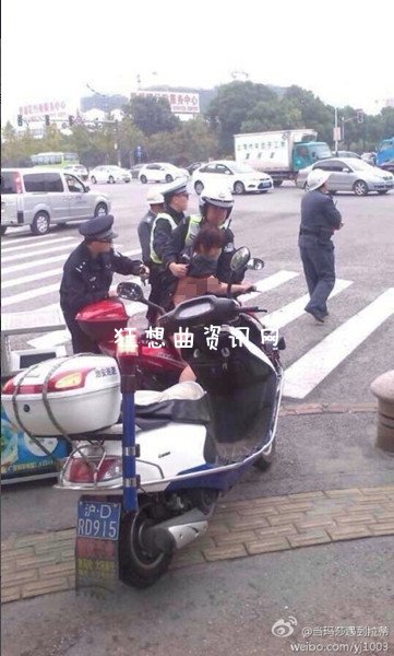 青浦区外青松公路公园路女子逆行遭罚当众脱光衣服撕烂警察裤子人