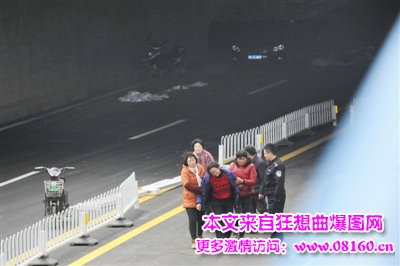 年轻小伙死于密封车内,轿车 坠河 女子身亡