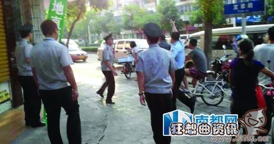 男子持刀追砍城管，城管打人、城管被打凸显社会矛盾！