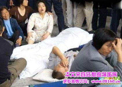 士兵与女子通奸被乱石砸死 图，女子自30楼跳下砸死路人