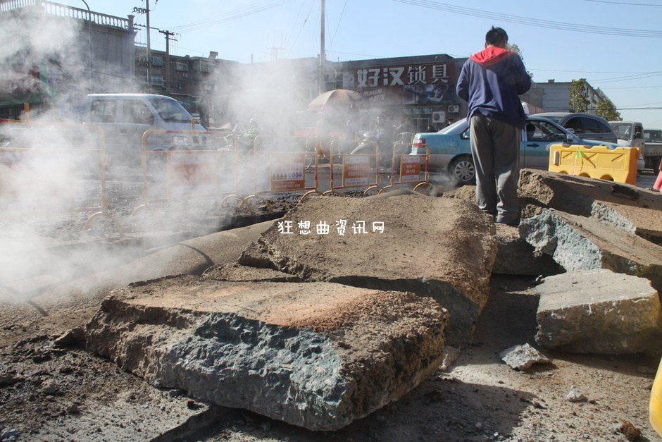 11月7日济南黄台南路地下热力管爆炸事故图片原因是什么