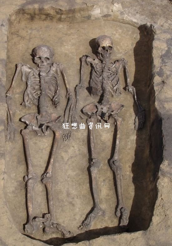 3500年前情侣墓：揭秘3500年前情侣墓情为何物