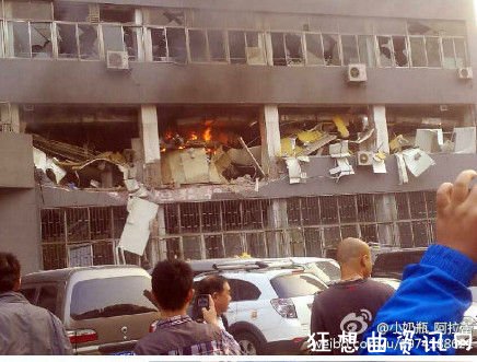 西安火炬路与星光路工业园内爆炸事件图片都市快报现场报道