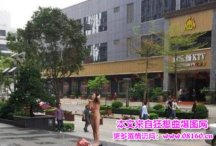 女子与男友吵架后裸奔，女子嫌弃男友丑整容