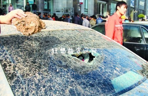 郑州热力管道爆裂路面被冲开图片 现场如灾难大片