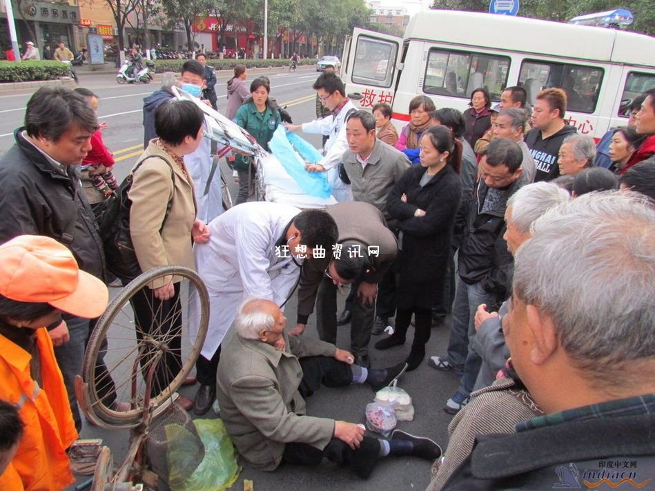 南京后宰门北安门街车祸宝马女车主无证驾驶撞伤八旬老人