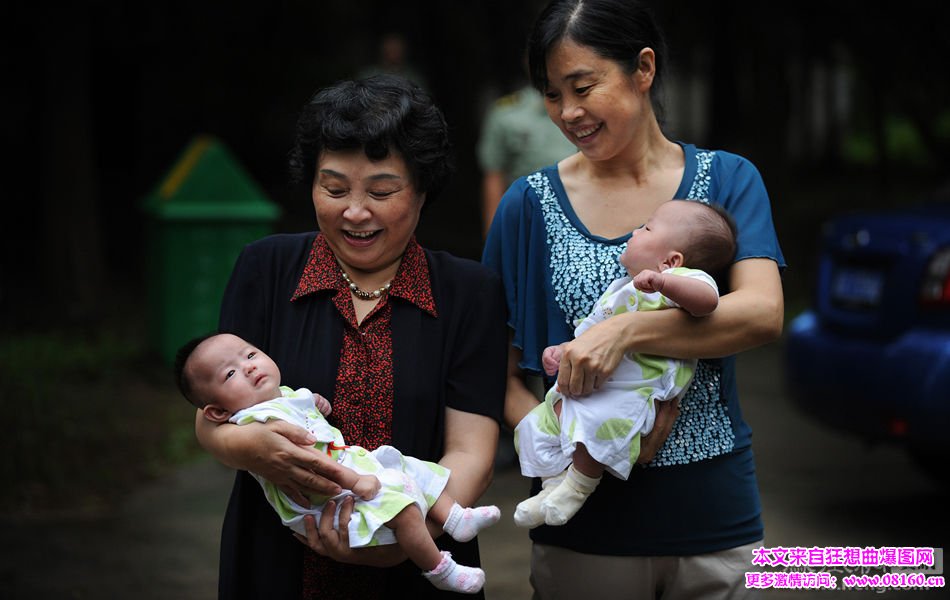 六旬老太的双胞胎女儿照片，六旬老太生双胞胎女儿