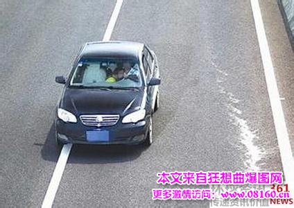 男子高速搂美女开车，又亲又抱