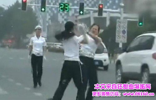 两名女交警当街互殴，街头互殴场面火爆！