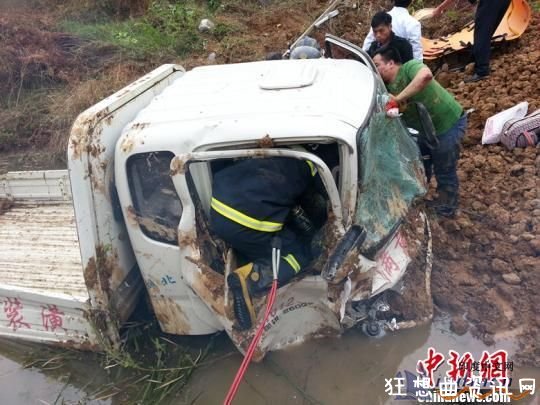 感动中国好女儿照片湖北宜都市小货车坠入河沟车祸