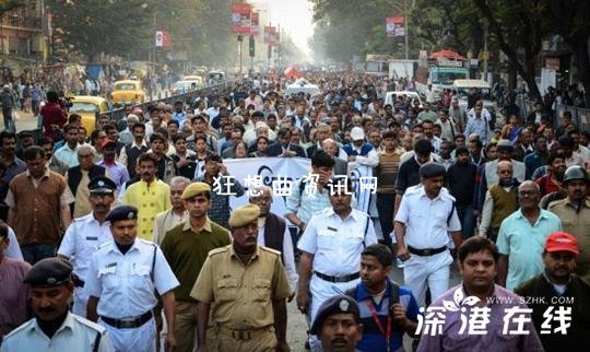 印度少女两度遭轮奸后被烧死 数百人游行抗议（图）