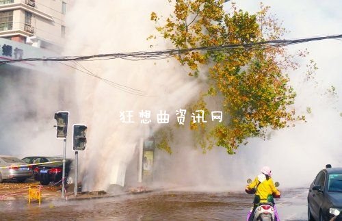 郑州热力管道爆裂路面被冲开图片 现场如灾难大片