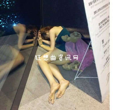 女子喝醉被路人捡了便宜,放开那个女的让我来！