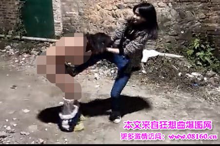 14岁女生被扒衣殴打,扒光一丝不挂（图）