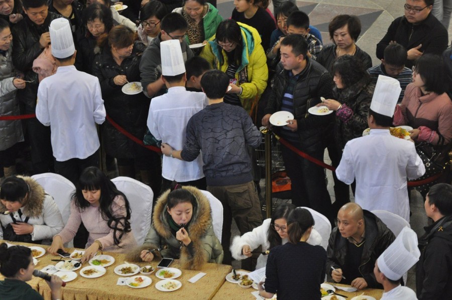 沈阳上演免费晚餐抢食大战，谁说天下没有免费的午餐？