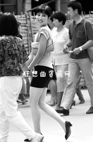 陈晓露照片资料及现在的样子新华社发22年前穿短裙女孩陈晓露照片