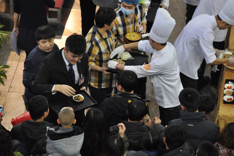 沈阳上演免费晚餐抢食大战，谁说天下没有免费的午餐？