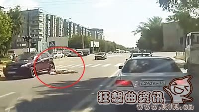 女子过马路被撞身亡，过马路切勿走神！