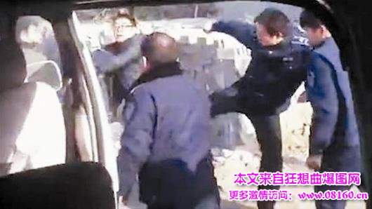 城管殴打妇女遭路人暴打，城管抽妇女十几个耳光