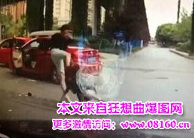 男童遭老师扇耳光暴打，遭男司机当街暴打