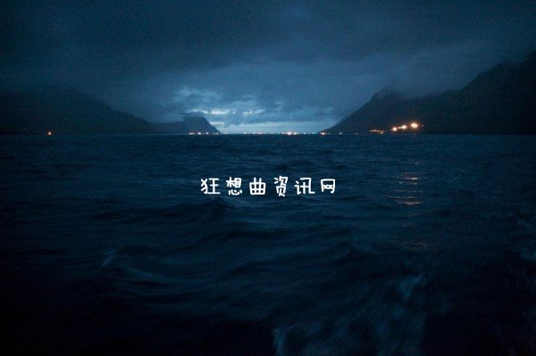 血染海湾：丹麦属地法罗群岛杀鲸鱼血染海湾习俗图片