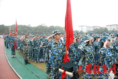 江西农业大学举办2015级新生军训汇报大会 (3).jpg