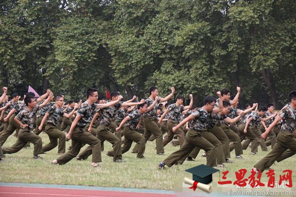 武汉大学2015级新生军训检阅暨总结表彰大会 (1).jpg