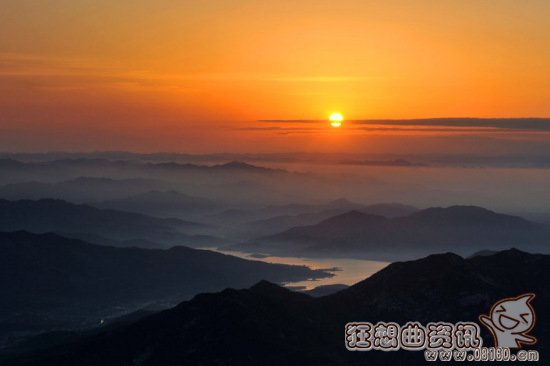 去泰山看日出最佳时间，国庆节山东游客裹军大衣夜登泰山看日出