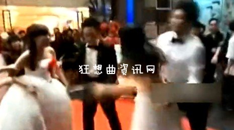 小三穿婚纱闹婚礼：渣男搞大女友肚子却和别人离婚