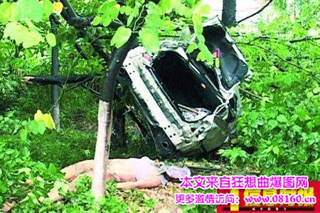 女富豪飙车车毁人亡，连撞3车后挂在大树上