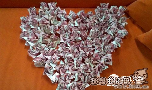 20万现金折成纸玫瑰，土豪的生活屌丝不懂