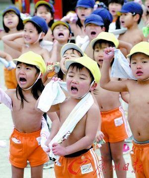 日本小孩冬天穿短裤，日本锻炼小孩御寒教育值得借鉴！