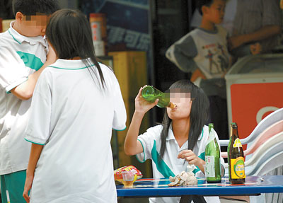 女生陪老师喝酒坠亡，女生喝酒的惊人危害！