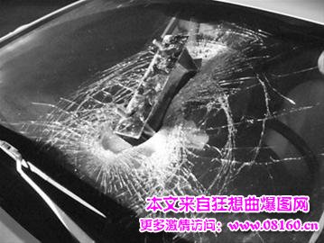 铁块射进车内四人生还，车被砸惨！