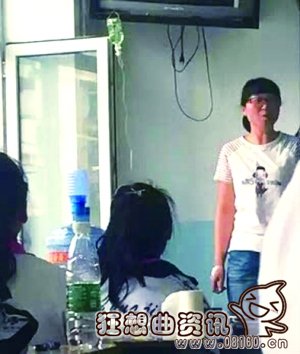 女教师打吊瓶上课图，生命比工作更重要