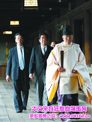 日本右翼分子女性图，安倍参拜靖国神社照片