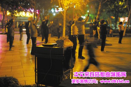 大妈纽约跳广场舞被铐,广场舞扰民事件