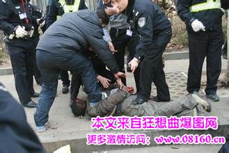 沈阳发生警匪街头枪战，劫匪1死1投降