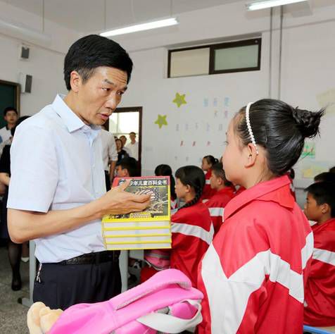 市实验二小校园里洋溢着节日的氛围，李再勇饶有兴趣地参观了该校庆“六一”少年宫书画展、童心向党读书活动作品展，并对学校开展“童心永向党、共筑中国梦”主题教育活动给予充分肯定。操场上、教室里，孩子们兴致勃勃地参与音乐培训、足球比赛等兴趣活动，李再勇来到他们中间，与孩子们欢欢喜喜庆“六一”。看到孩子们天真烂漫的笑脸、健康快乐的学习和生活，李再勇感到由衷的高兴，并叮嘱市教育部门的负责人要组织开展好全市中小学的足球比赛活动。