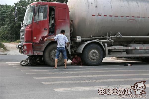 女子被撞哀求司机别碾死，这个社会究竟怎么了