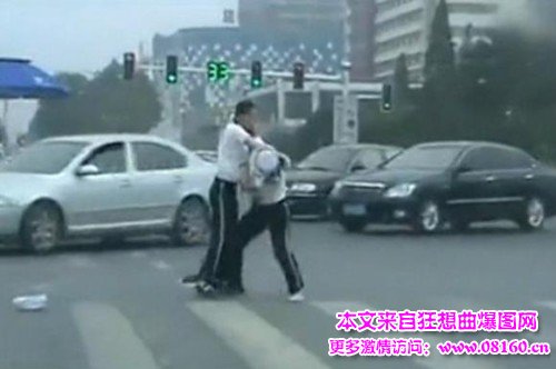 两名女交警当街互殴，街头互殴场面火爆！