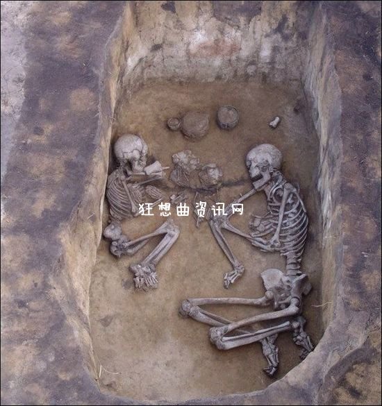 3500年前情侣墓：揭秘3500年前情侣墓情为何物