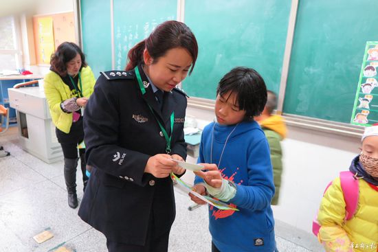 记者看到，低段读本只涉及到钱币外形的演变、不同价值人民币的辨别等“感官”上的基础知识；中段读本则涉及到了存折、认识银行卡等功能性知识，在这一阶段，学生要学会记账和义卖；到了高段，教师试图传递投资的种类和风险评估、财产支配等知识。该校德育处主任朱琴音介绍，这些教材会在下学期发放到学生手中，具体知识的学习则会和各学科结合起来，“例如语文课认贝字旁的字，了解货币的起源，数学课学货币计量单位的换算等等。”相关知识的巩固也是通过学校开展的游园活动、美食跨新年、手工DIY爱心义卖等活动，而非通过书面作业。“除了丰富有趣的活动，财商教育也需要成系统的梳理。具象与抽象结合的过程中，诚信、友善、公益、分享等精神品质在其中渗透，这对于学生的成长非常重要。”该校校长李玲说。华西都市报客户端记者