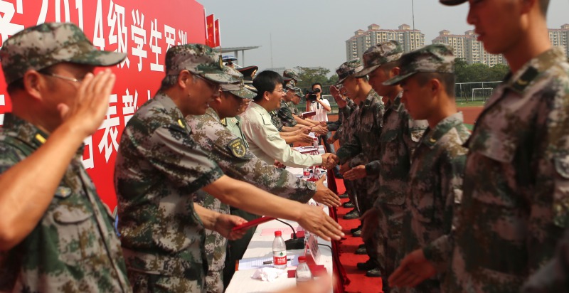 检阅仪式后，学校领导和部队首长为在军训中获得表彰先进集体和个人颁奖