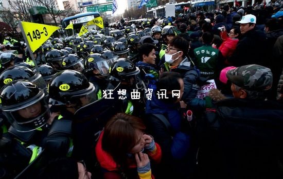 韩国反政府示威：一万民众求朴槿惠下台