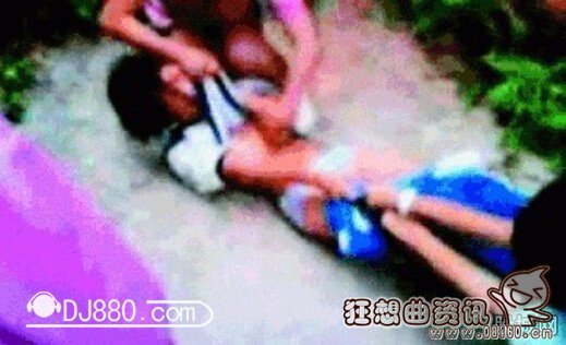 7女3男扒光初中女生，中学女生打架扒衣图片