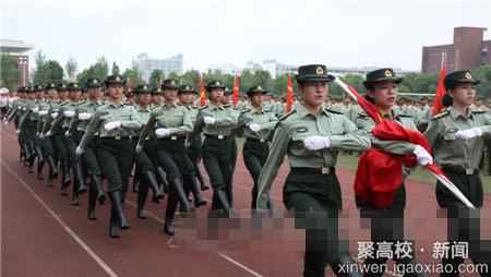 江西师大2015年新生开学典礼 全场8千多新生参加 (2).jpg